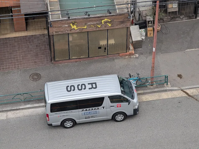 レンタルおしぼりの配送車。 渋谷区 恵比寿 2丁目の 都道305号 に停車中。. Local delivery accounts: ordinary-week test and peak checklist