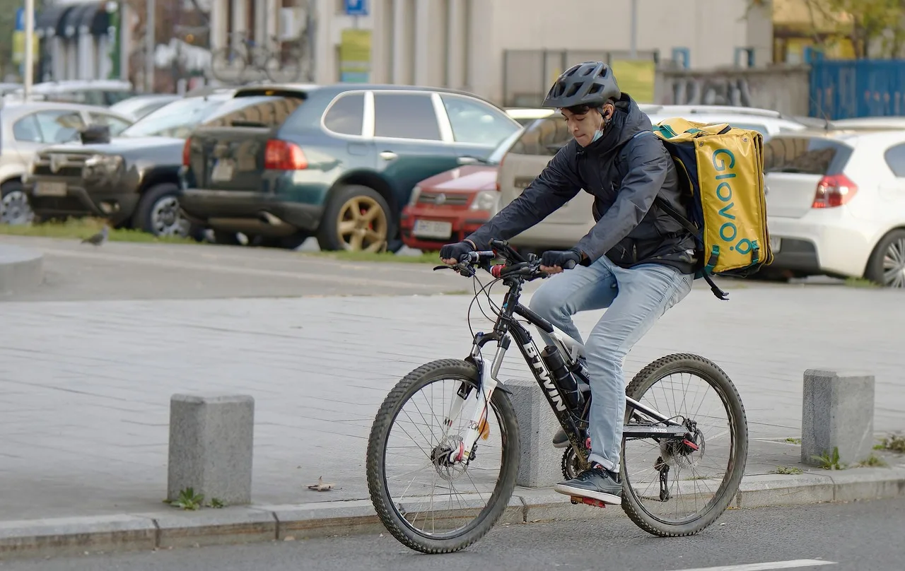 bicyclist, boy, courier, transport, urban, box, street, cars, courier, courier, courier, courier, courier. Pricing a second zone in a local delivery proposal