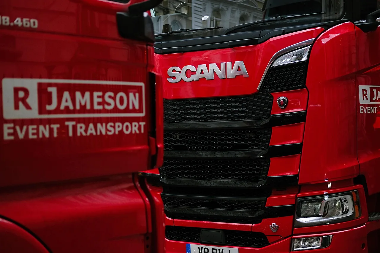 red, lorries, fuji, transport, transportation, cargo, text, delivery. The startup budget for a local delivery business and the ways to finance it